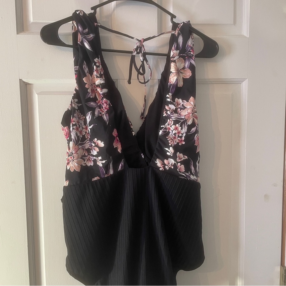Time and Tru Black/Floral Ladies Bathing Suit ( NWOT )